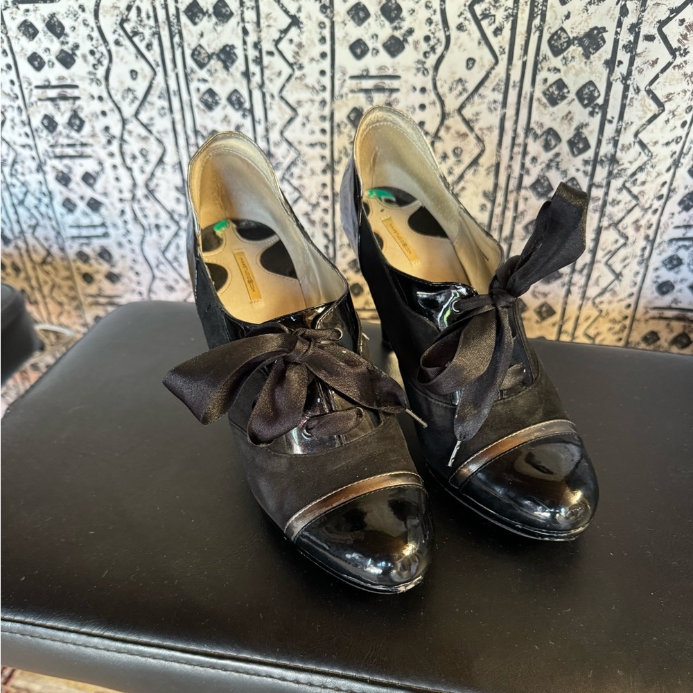 Size 8 medium Max Studio leather shoes